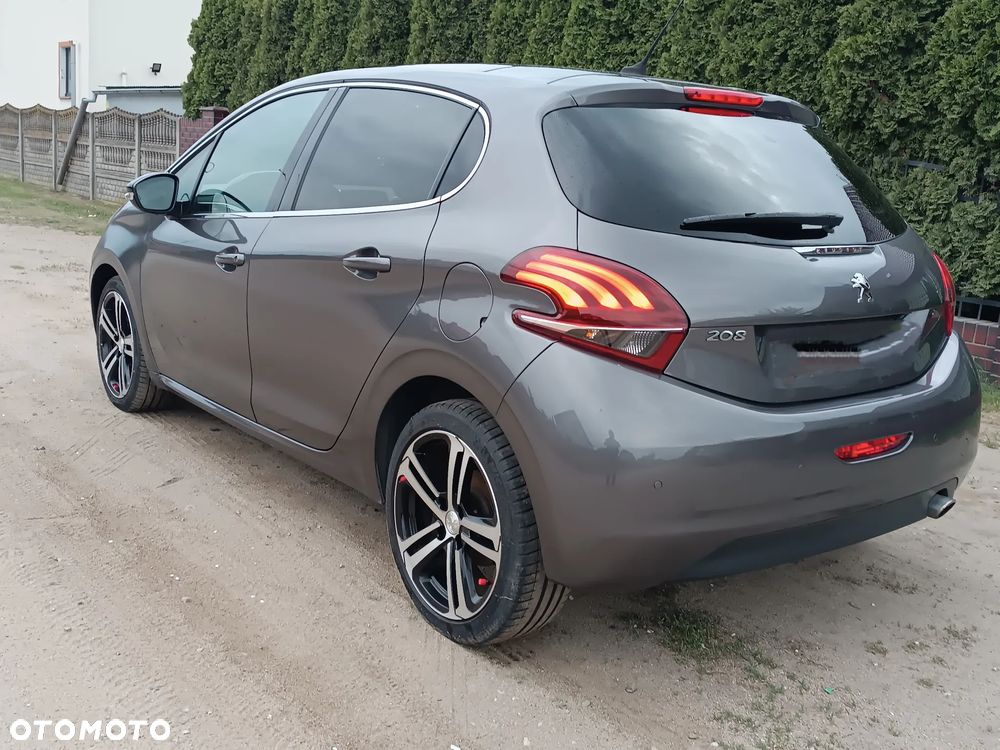 Peugeot 208 - 8