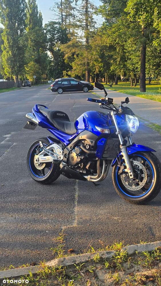 Suzuki GSR - 2