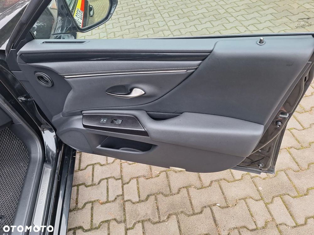 Lexus ES 300h Style Edition - 10