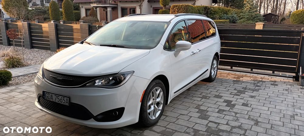 Chrysler Pacifica - 1