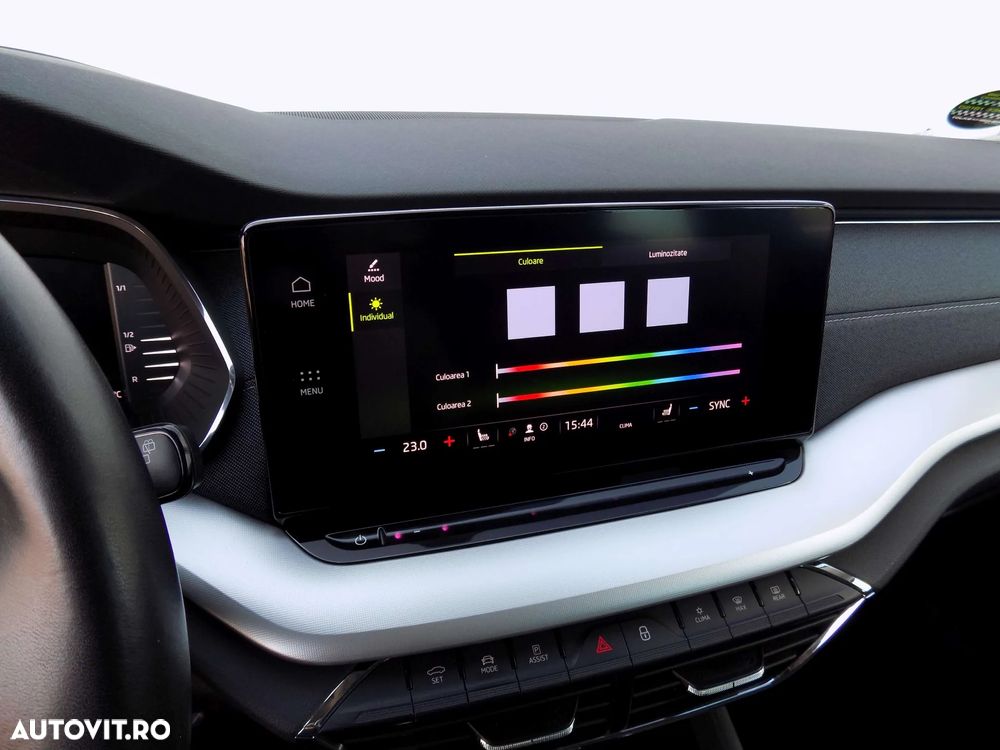 Skoda Octavia 2.0 TDI STYLE DSG - 22