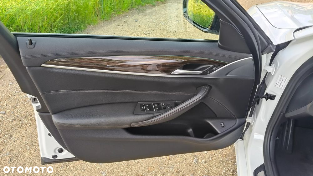 BMW Seria 5 520d xDrive Luxury Line sport - 12