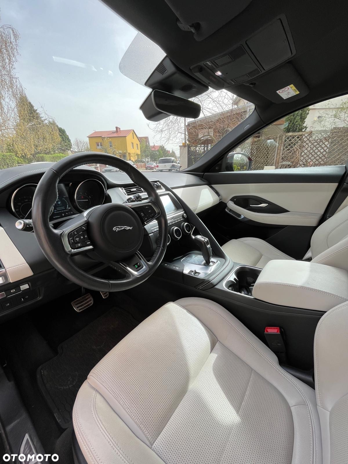 Jaguar E-Pace 2.0 i4P AWD R-Dynamic - 8