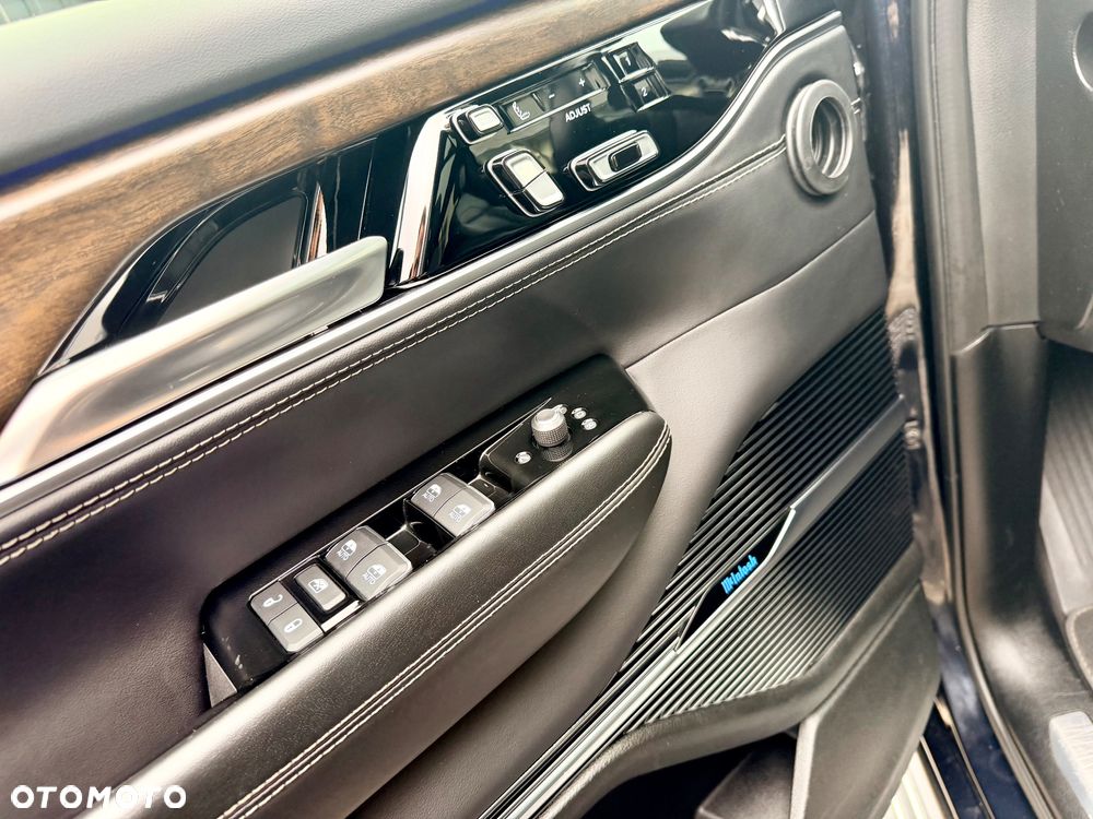 Jeep Grand Wagoneer - 34