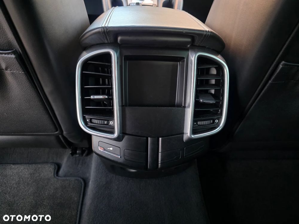 Porsche Cayenne - 26