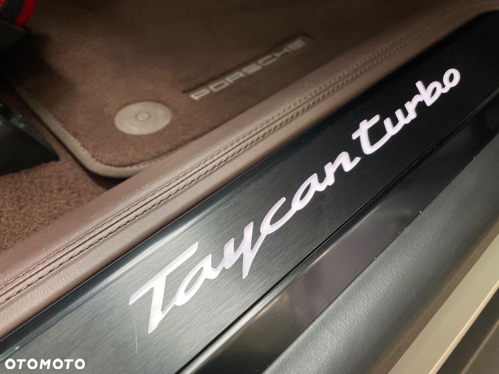 Porsche Taycan Turbo - 35