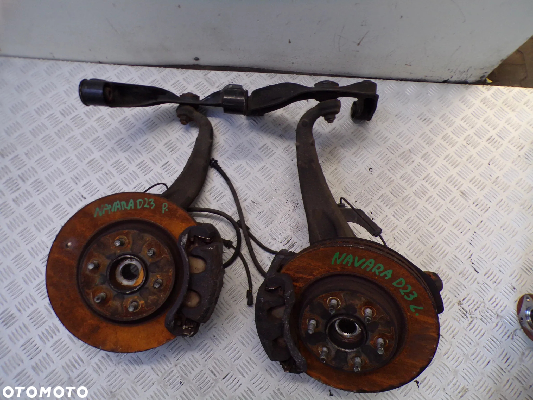 ZAWIESZENIE ZWROTNICA LEWE PRAWE NISSAN NAVARA D23 - 2