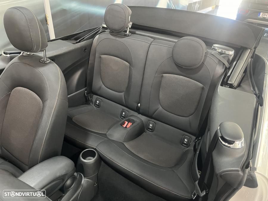 MINI Cabrio Cooper Premium Classic Auto - 24