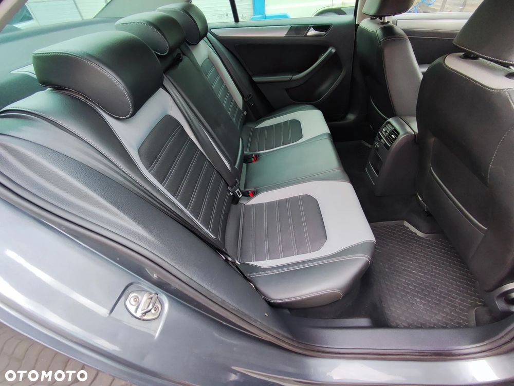 Volkswagen Jetta 2.0 TDI Highline DSG - 23