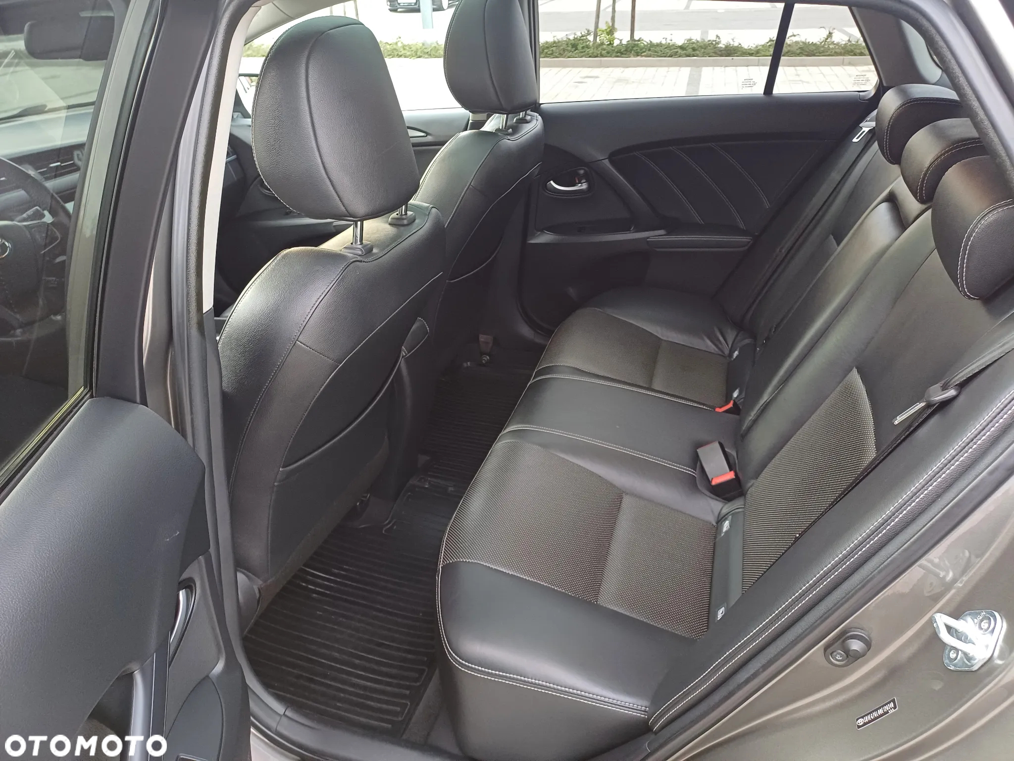 Toyota Avensis 1.8 Style MS - 12