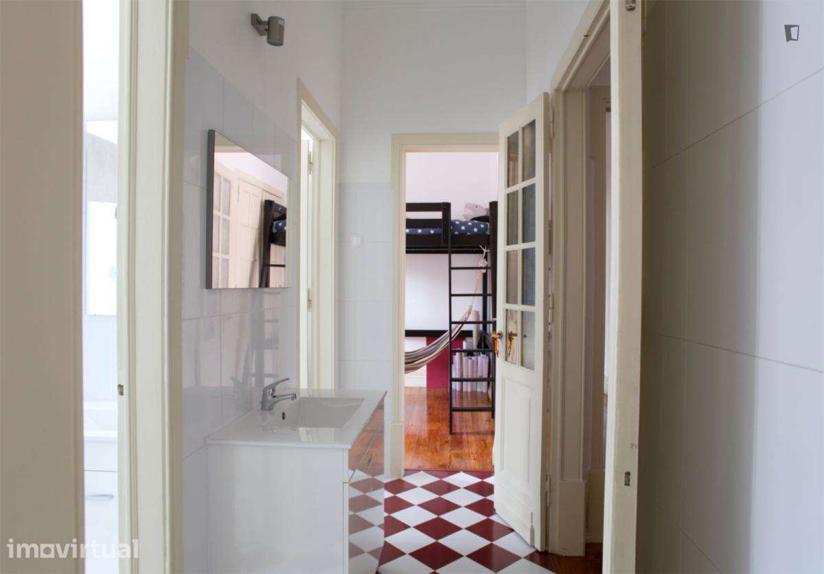 Quarto - localizado em São Sebastião Lisbon - Grande imagem: 4/14