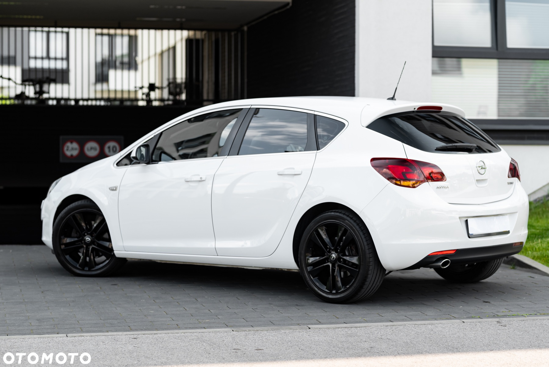 Opel Astra 1.6 Turbo Sport - 4