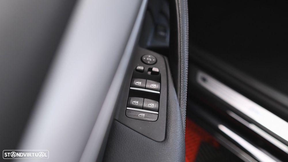 BMW 520 d Pack Desportivo M Auto - 52