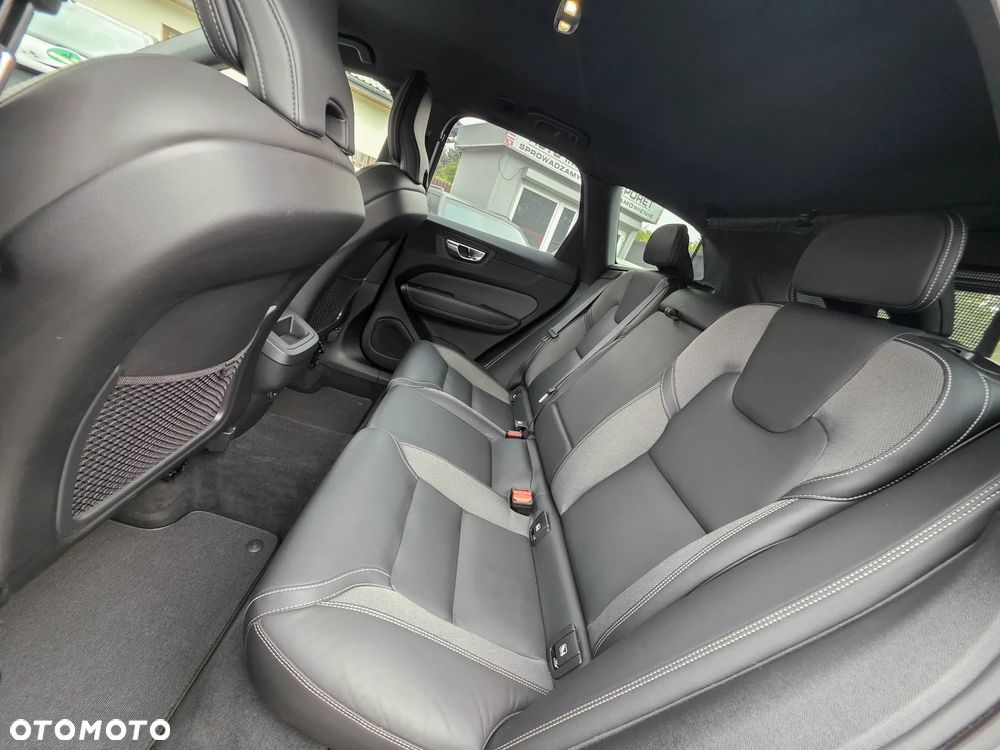 Volvo XC 60 B4 D AWD Plus Dark - 8