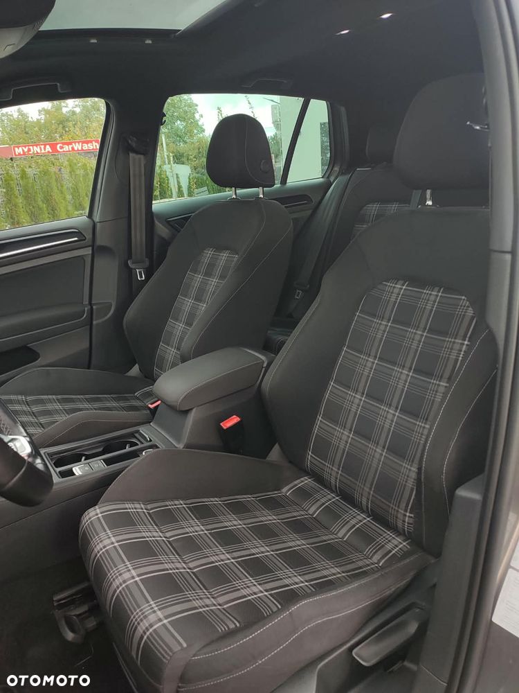 Volkswagen Golf - 31