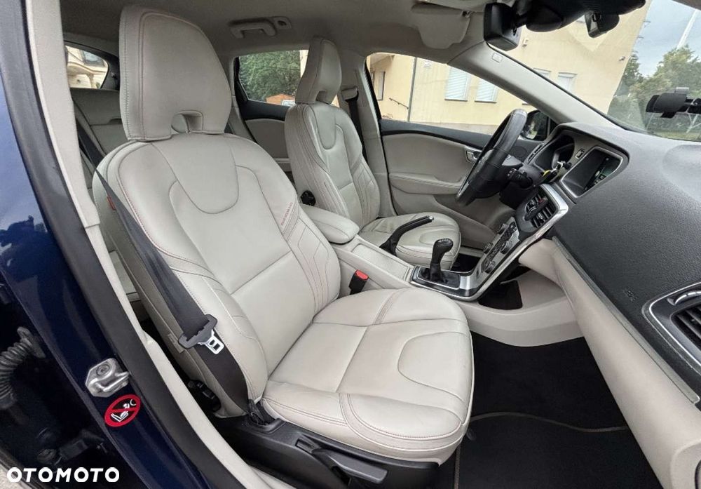 Volvo V40 Cross Country - 10