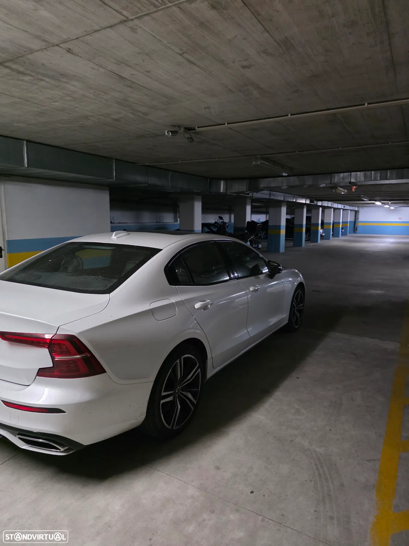 Volvo S60 2.0 T8 PHEV R-Design AWD - 4