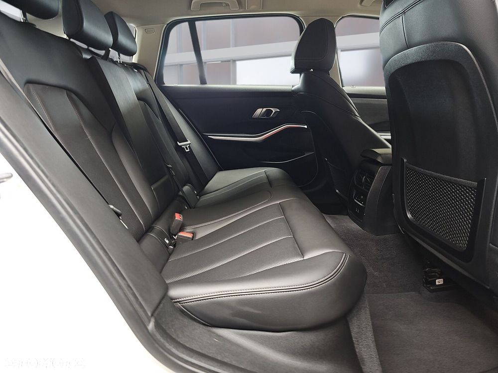 BMW Seria 3 318d Sport Line - 22