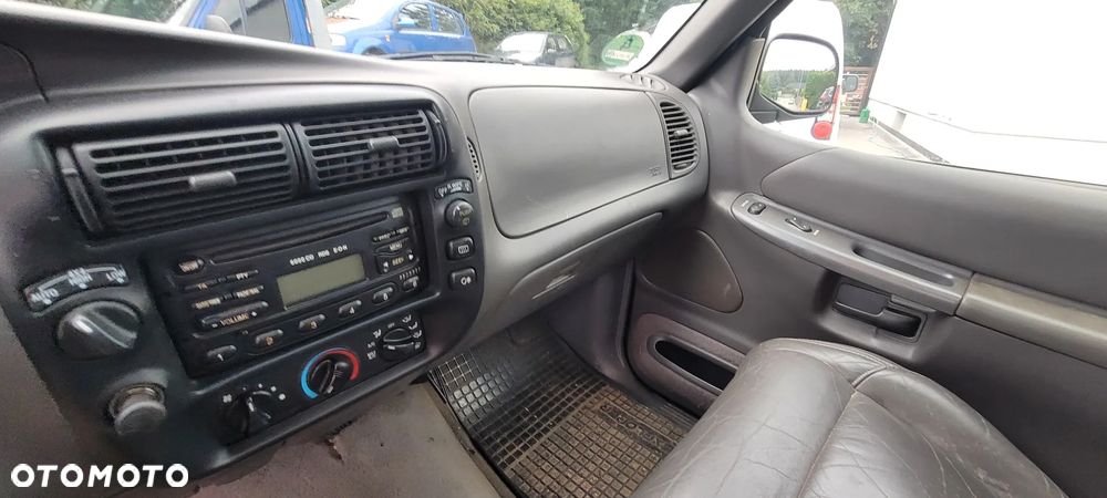 Ford Explorer - 27