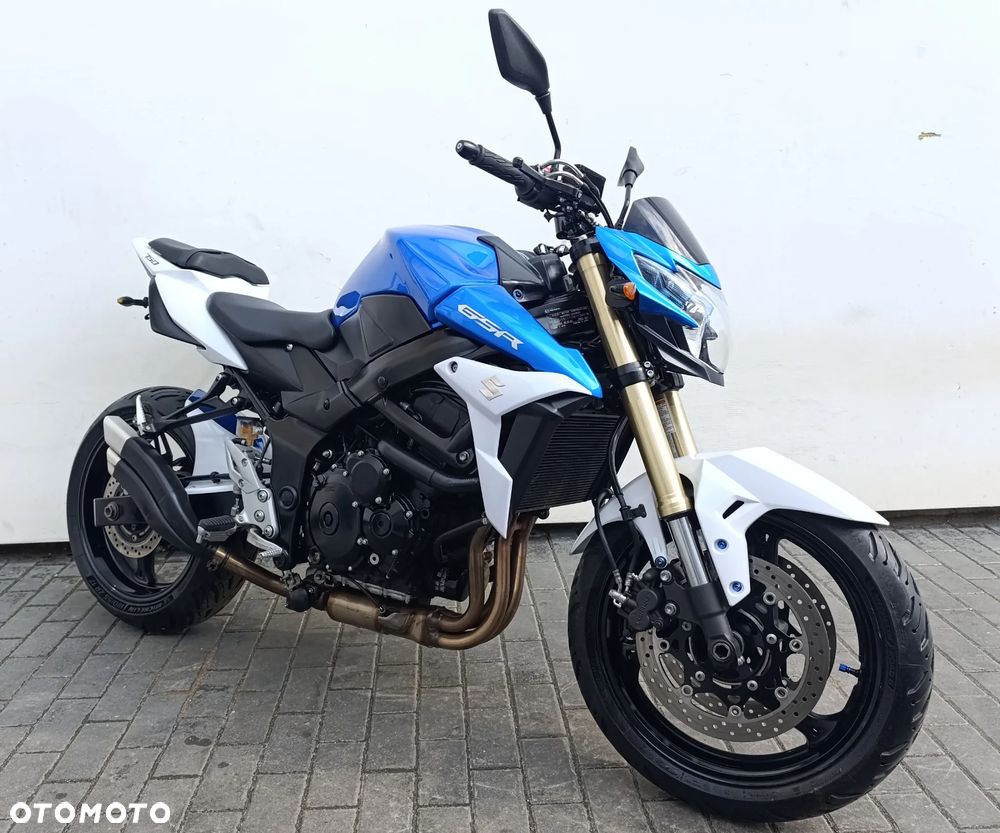 Suzuki GSR - 8