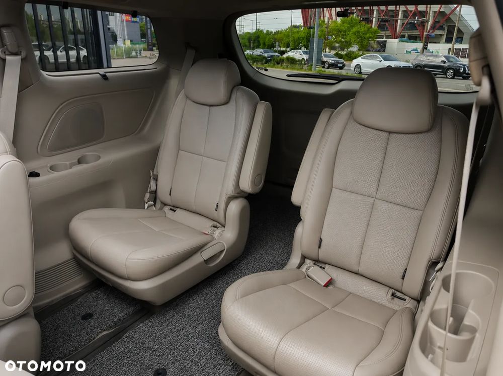 Kia Carnival - 8