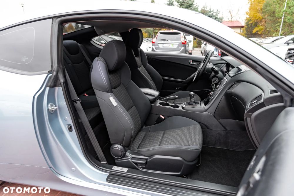 Hyundai Genesis Coupe 2.0 T - 24