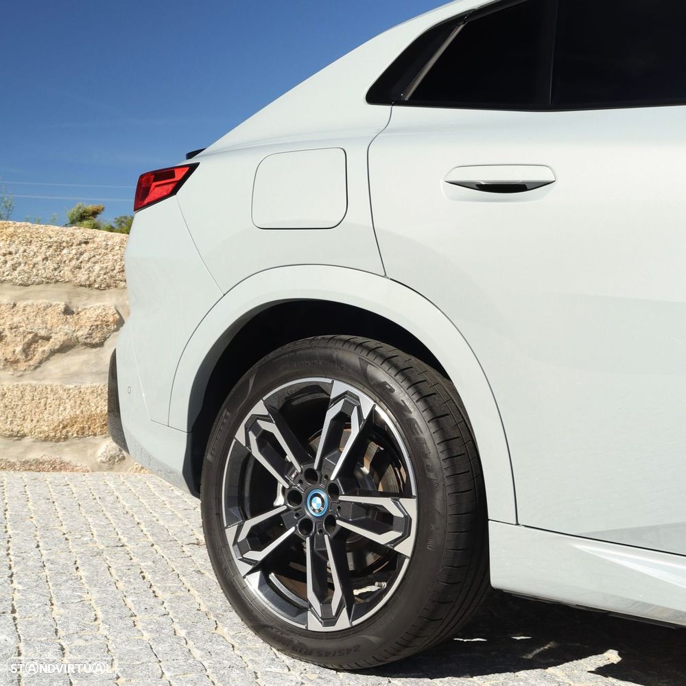 BMW iX2 eDrive20 Pack Desportivo M - 8