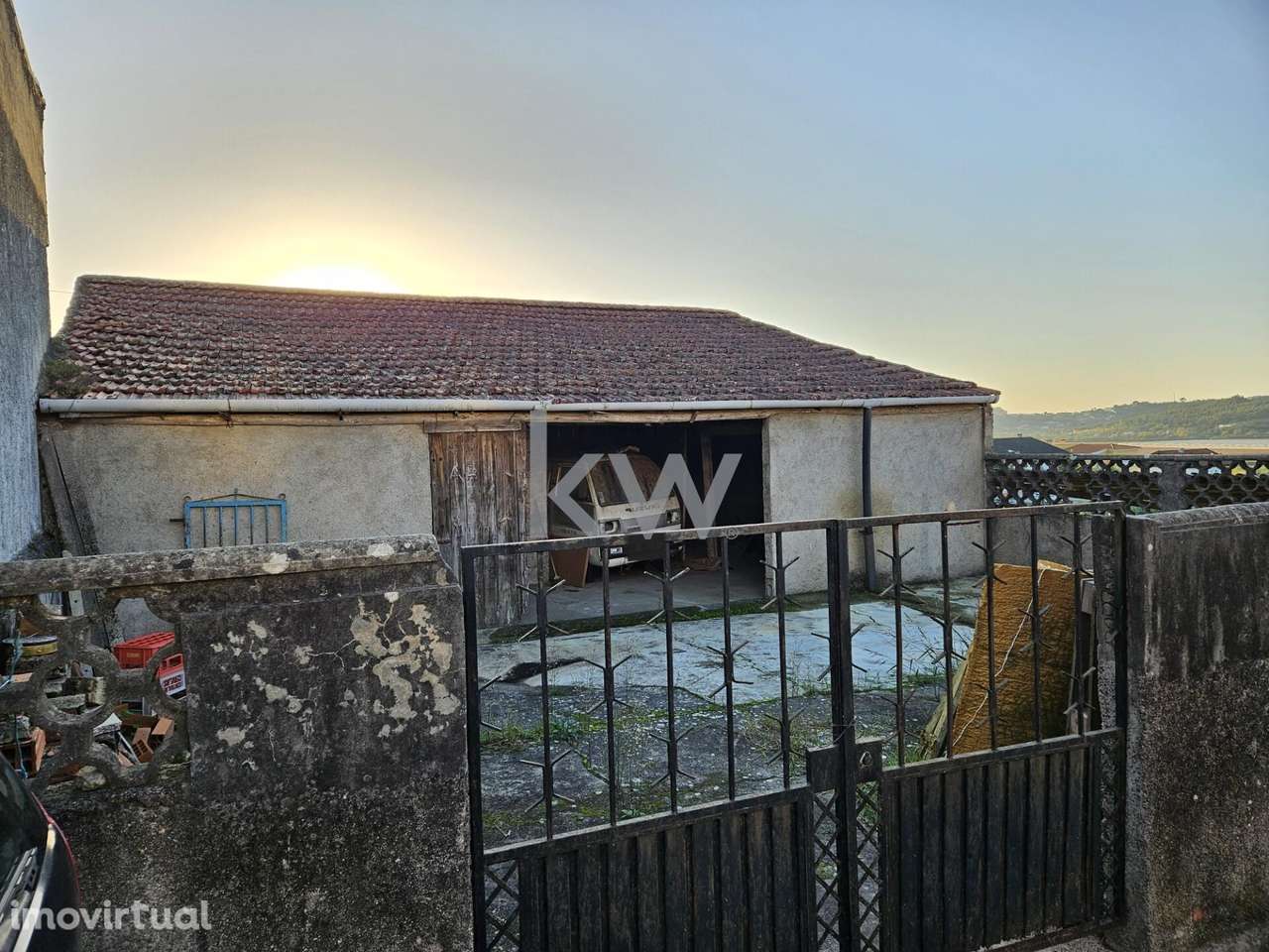 Moradia para recuperar mais garagem  para 4 viaturas - Grande imagem: 3/41