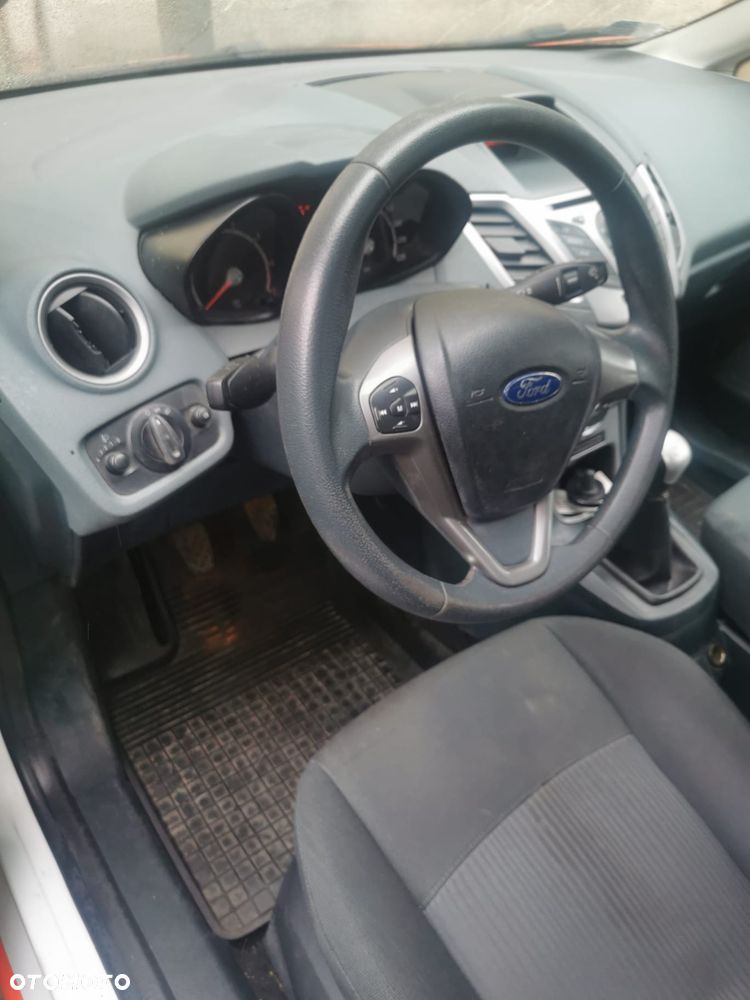 Ford Fiesta 1.4 Trend - 13