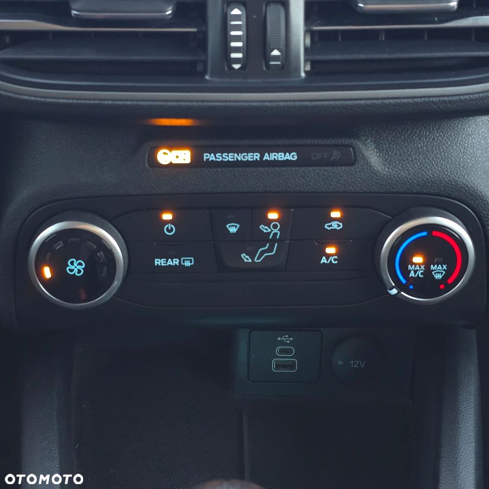 Ford Focus SW 1.0 EcoBoost Hybrid TITANIUM X - 28