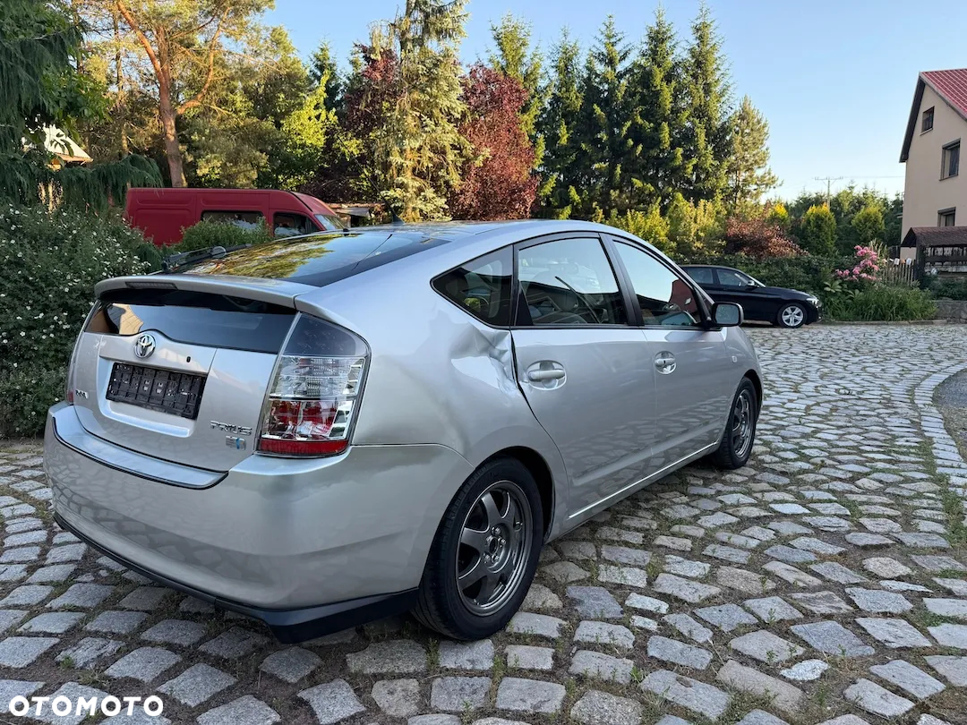 Toyota Prius (Hybrid) - 25