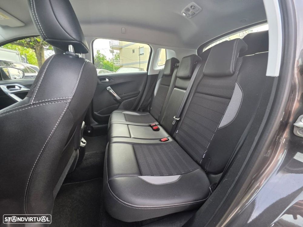 Peugeot 2008 1.2 PureTech Allure EAT6 - 12