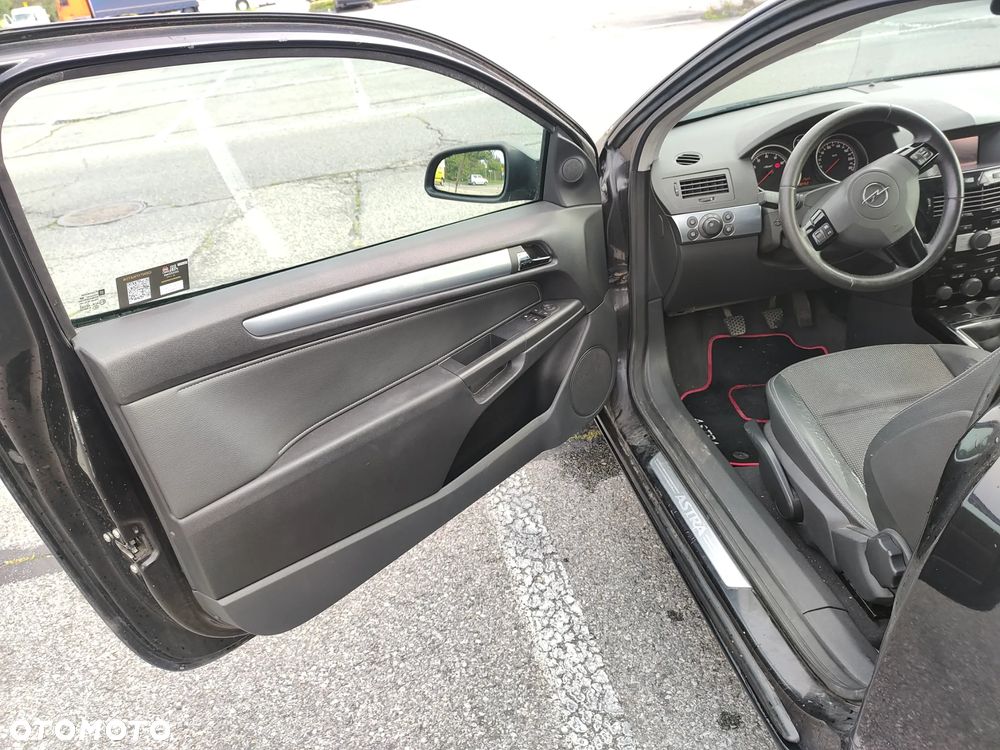 Opel Astra III GTC 1.6 Cosmo - 16