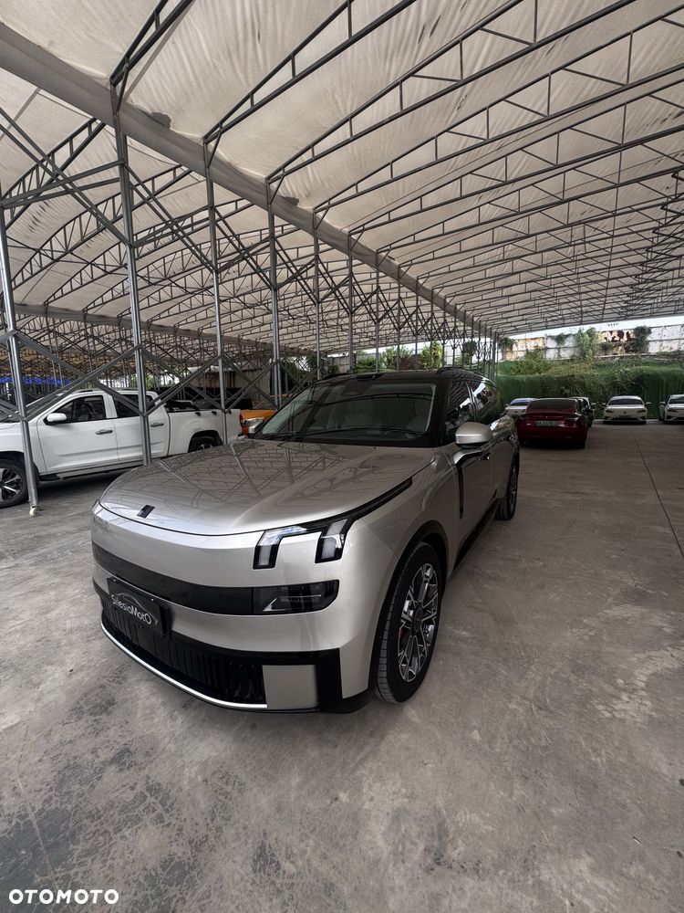 Lynk & Co 900