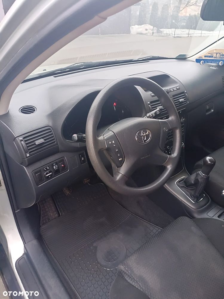 Toyota Avensis 1.8 VVT-i Luna - 17