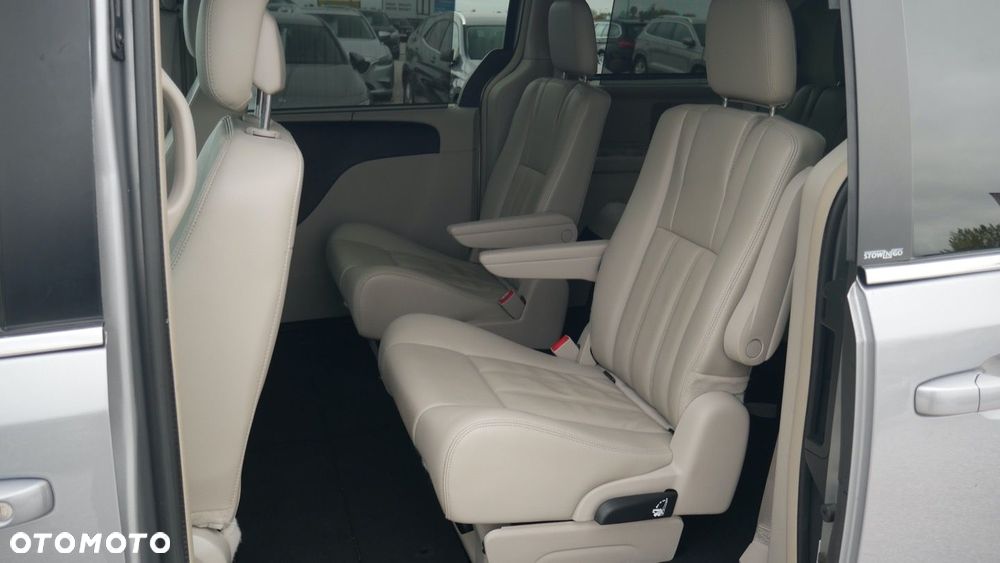 Chrysler Town & Country - 18