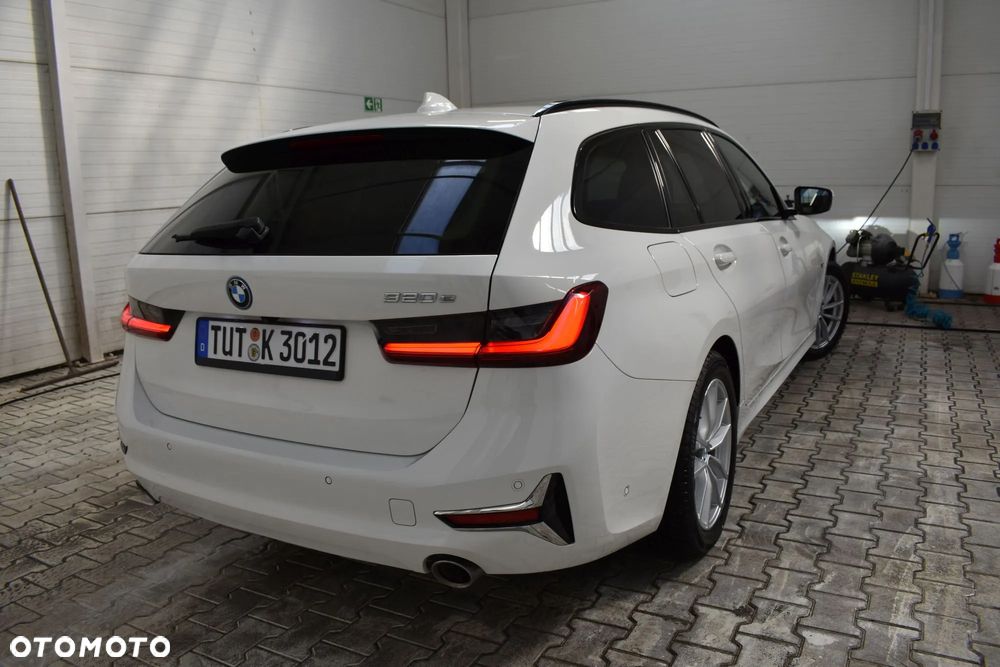 BMW Seria 3 320e Luxury Line - 12