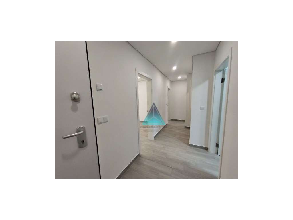 Apartamento T1 transformado com logradouro de 35,40m2 totalmente re... - Grande imagem: 4/9