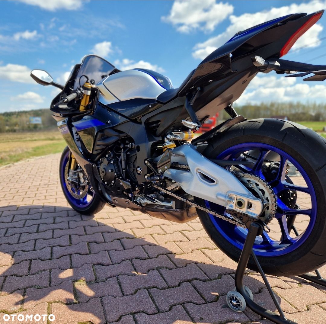 Yamaha R1 - 1