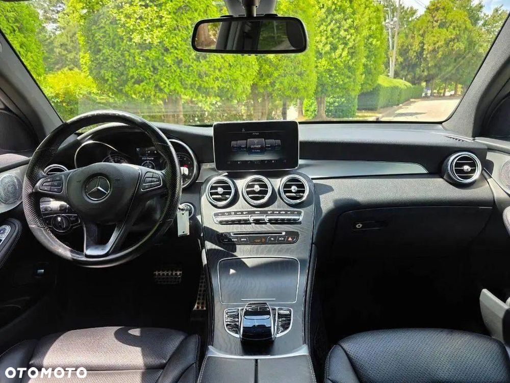 Mercedes-Benz GLC 300 4Matic 9G-TRONIC AMG Line - 11