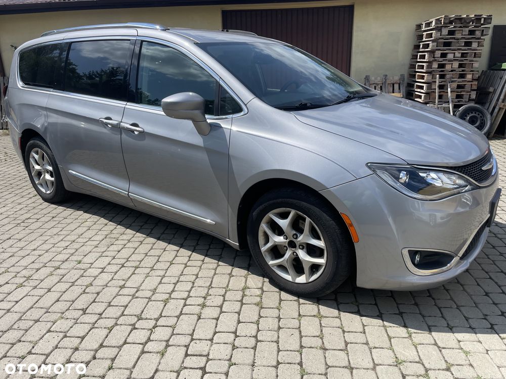 Chrysler Pacifica - 17