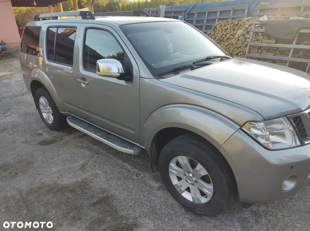 Nissan Pathfinder 2.5 D SE - 3