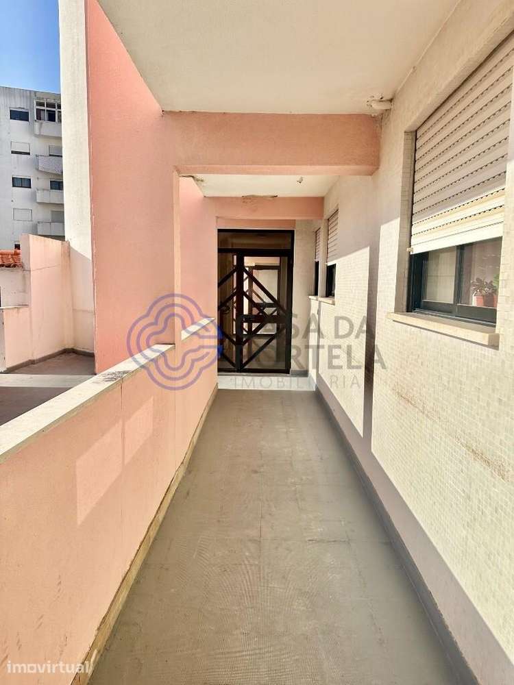 Apartamento T3 semi-renovado com terraço, lugar de estacionamento, arr - Grande imagem: 3/49
