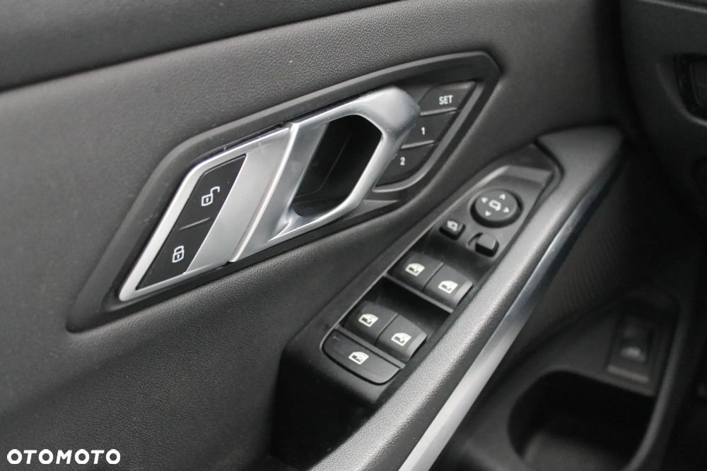 BMW Seria 3 330i - 28