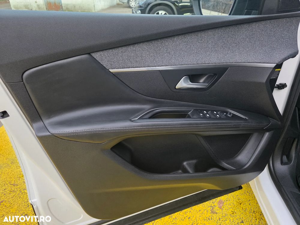 Peugeot 3008 1.2 PureTech S&S BVM6 Allure - 21