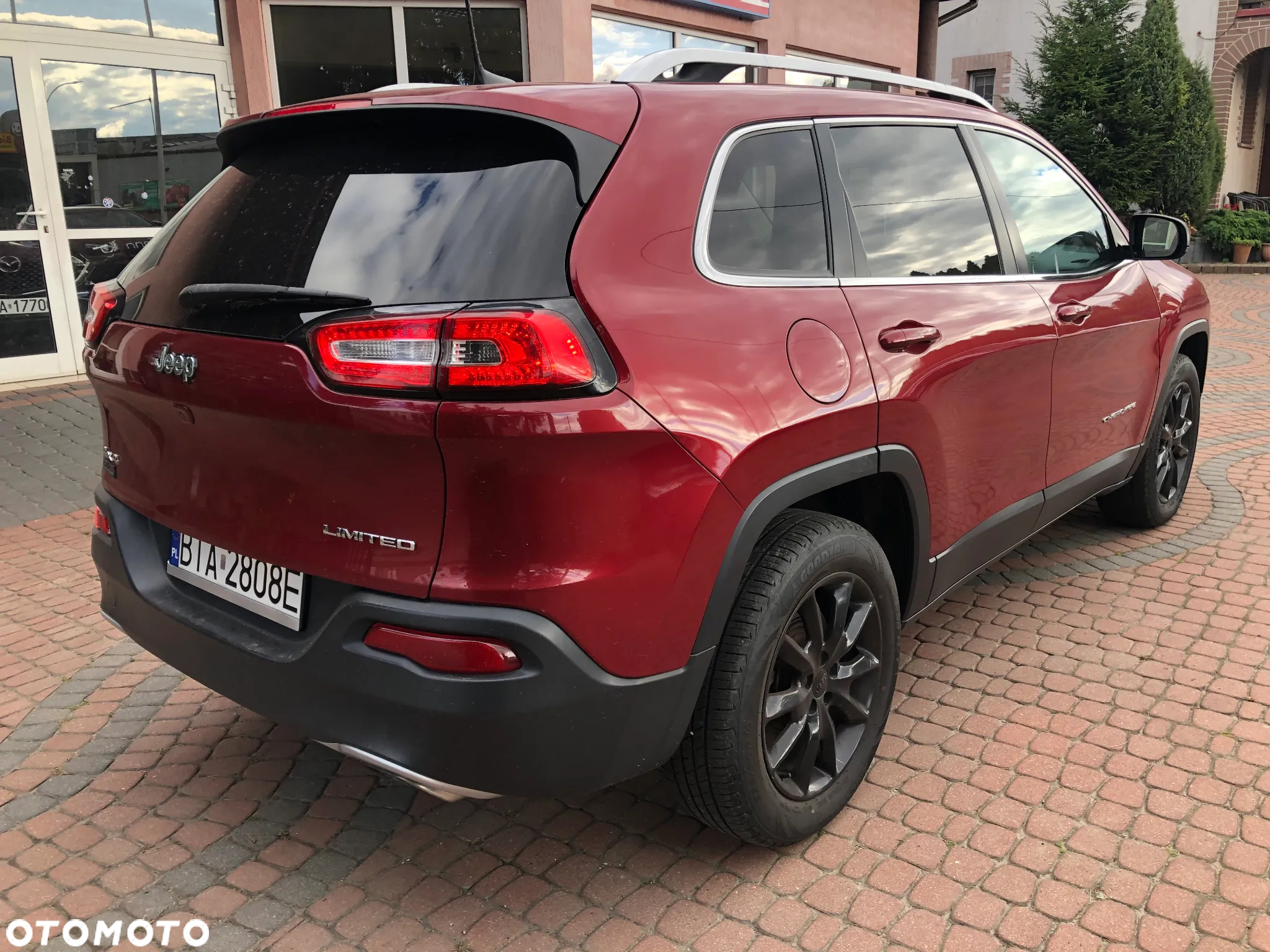 Jeep Cherokee - 12