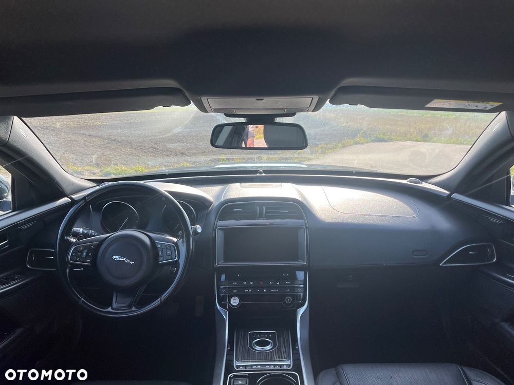 Jaguar XE 2.0 T Portfolio - 11