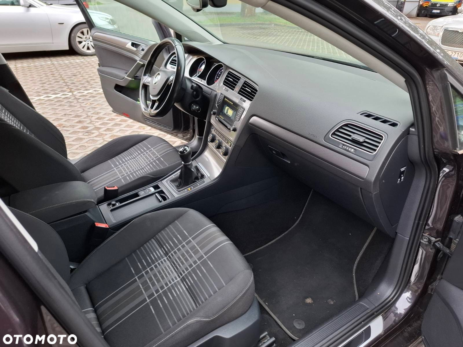 Volkswagen Golf - 22