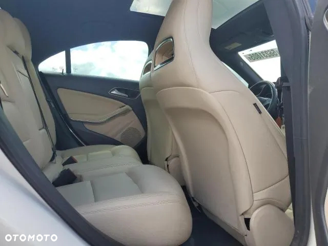 Mercedes-Benz CLA 250 4-Matic AMG Line - 10