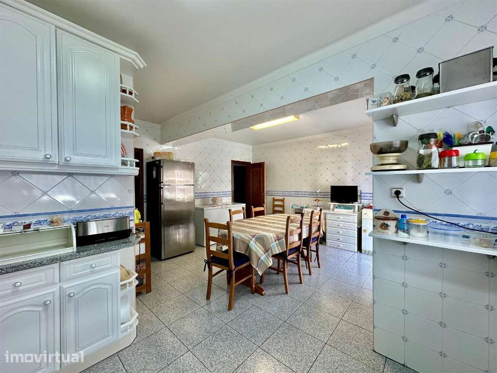 Apartamento T5 com garagem para dois carros em zona de Celas - Grande imagem: 4/23